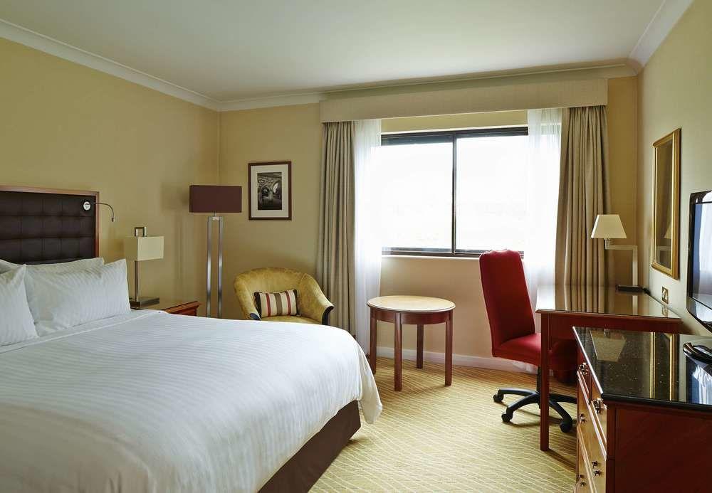 Delta Hotels By Marriott Cheshunt Broxbourne Exteriör bild